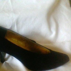 Nina Size 7.5 Velvet Pumps